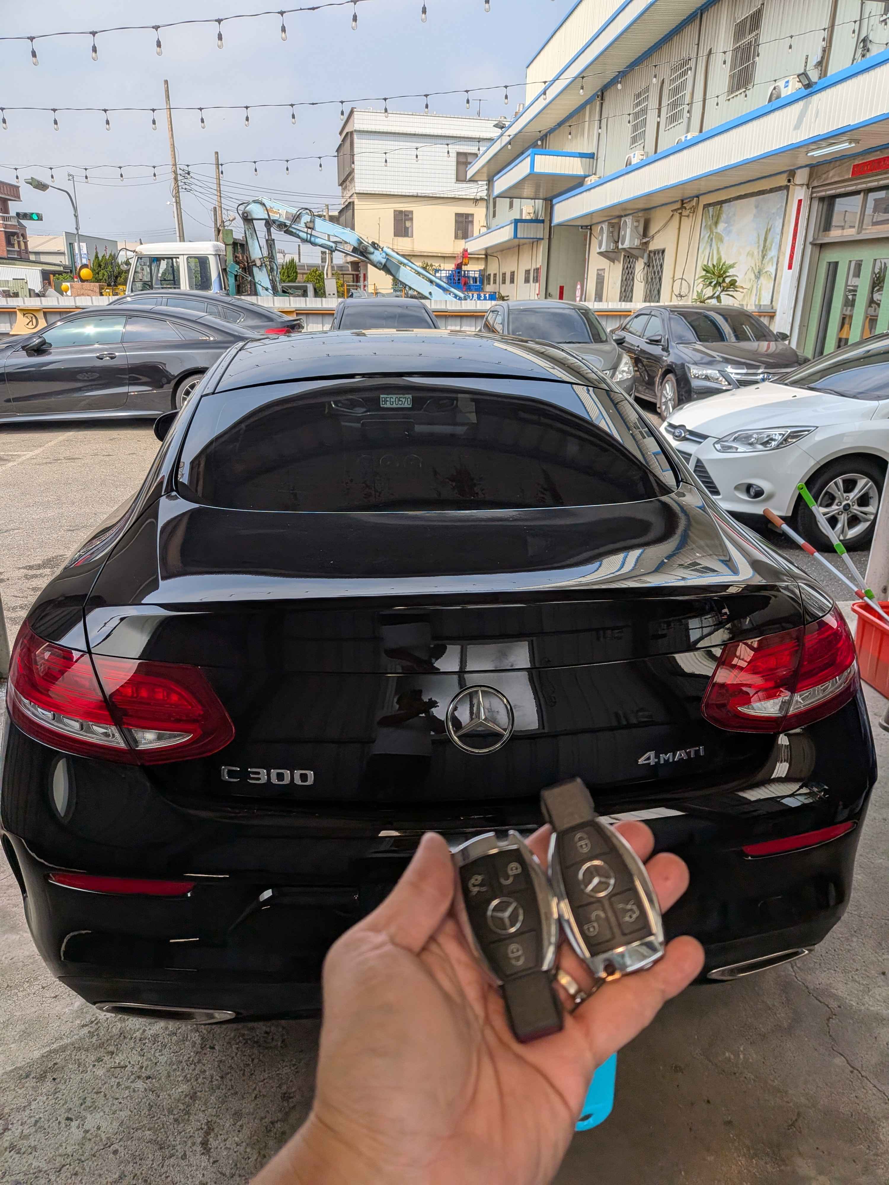 賓士 C300 車尾與完工鑰匙