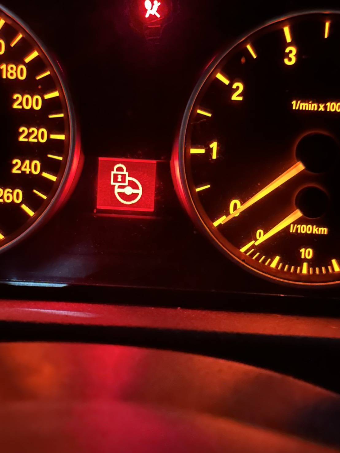 BMW 儀表紅色鎖圖示