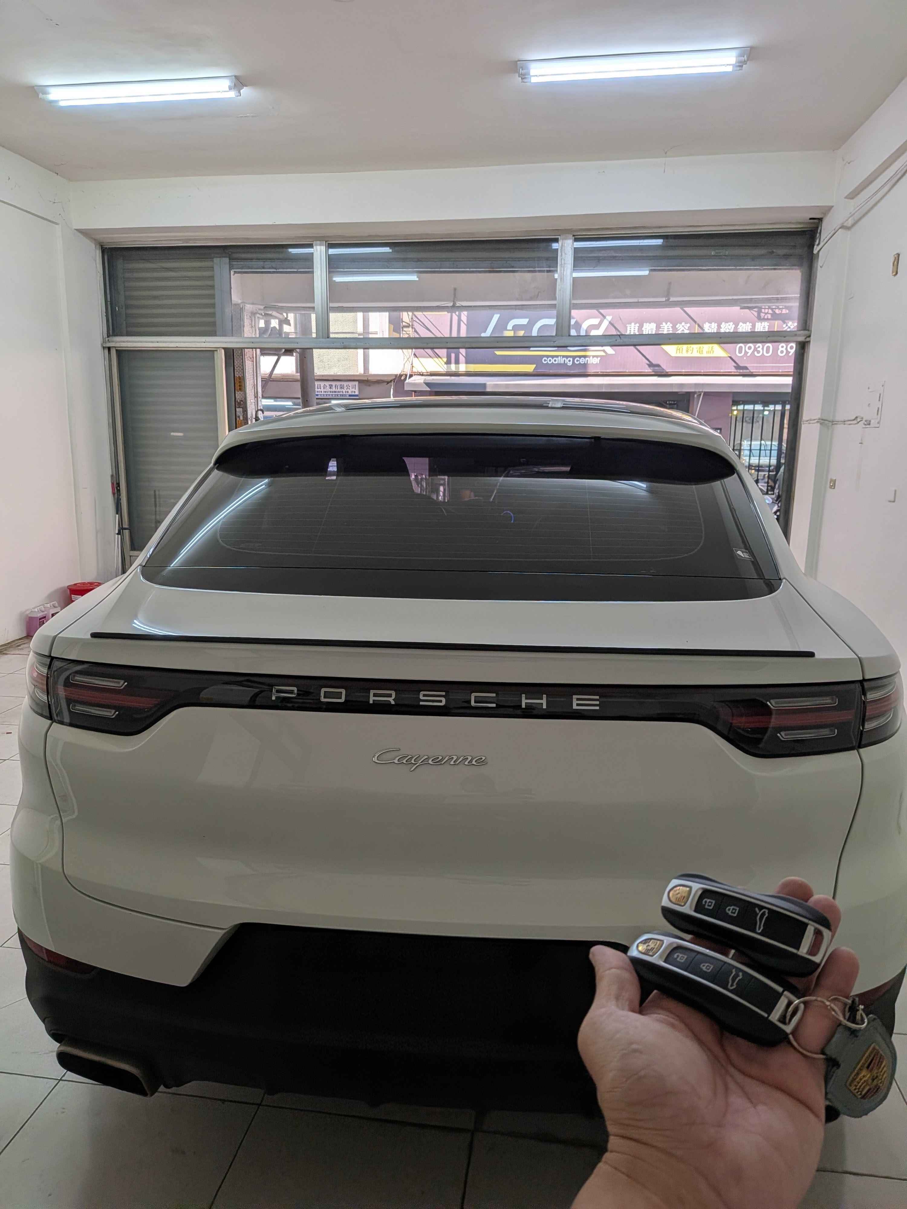 Porsche Cayenne 車尾與完工智慧鑰匙