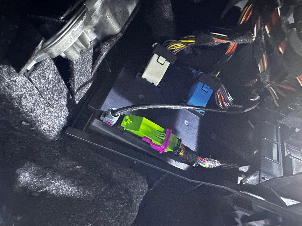 Porsche BCM 安裝位置實拍