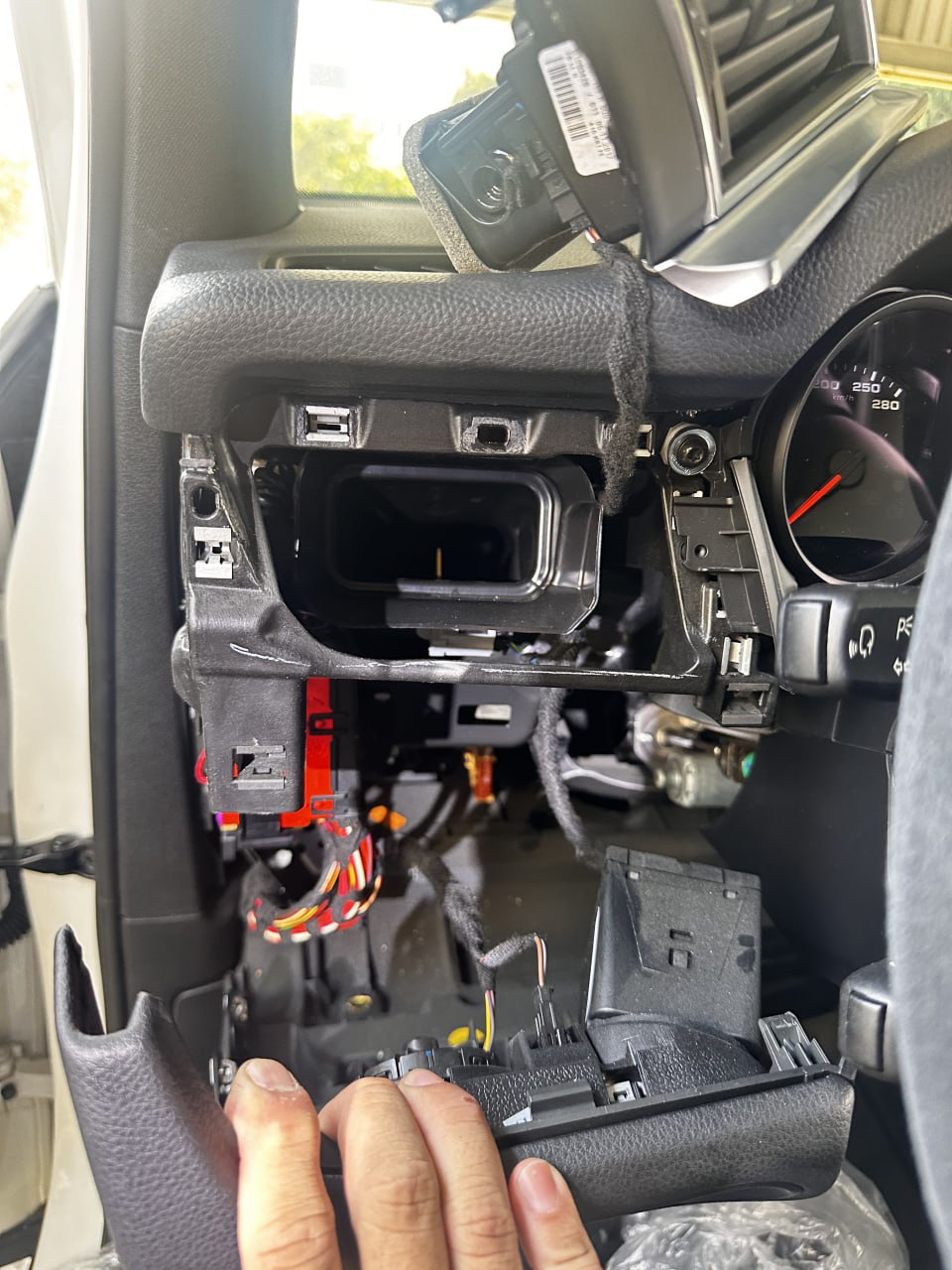 Porsche 內裝拆解作業