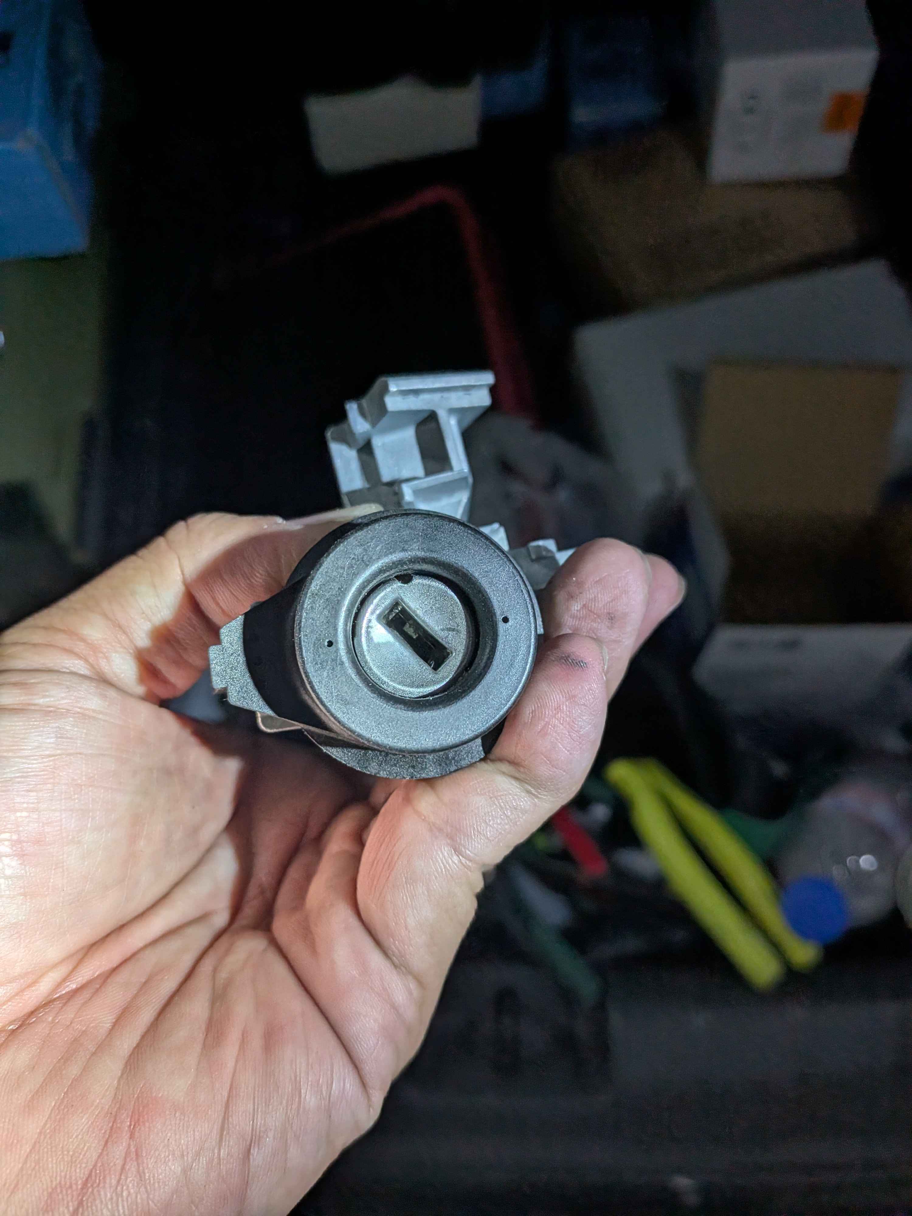 鑰匙孔與更換後的槍管